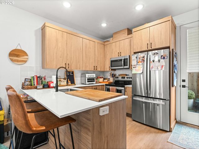 6039 Se LAMBERT St, Portland, OR 97206