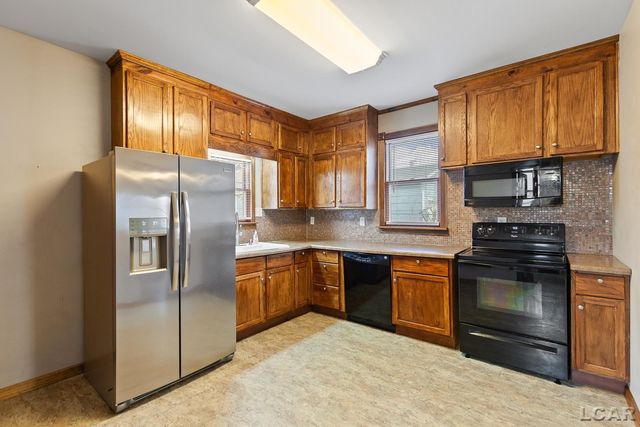 907 E Hunt Street, Adrian, MI 49221