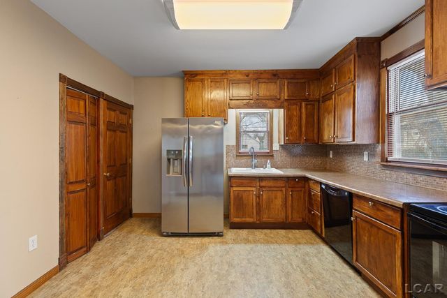907 E Hunt Street, Adrian, MI 49221