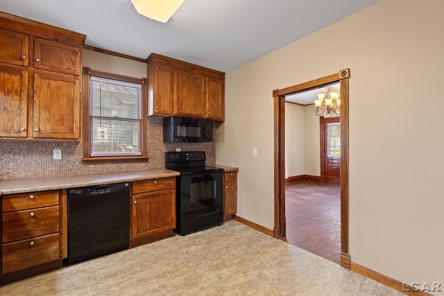 907 E Hunt Street, Adrian, MI 49221