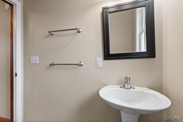 907 E Hunt Street, Adrian, MI 49221