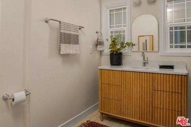 5315 Saturn Street, Los Angeles, CA 90019