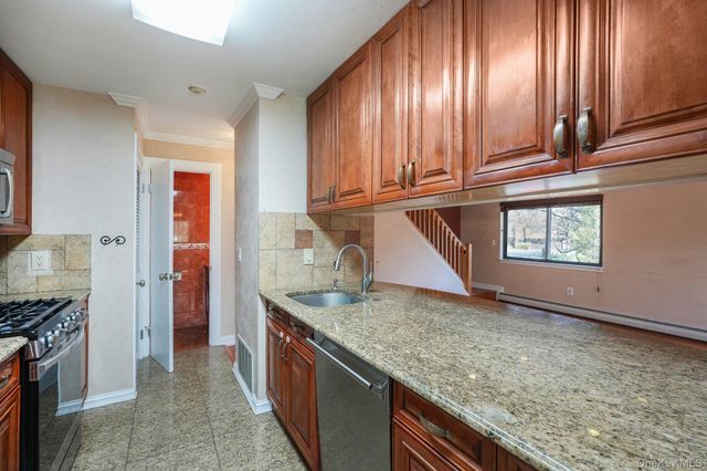 22 Tulip Court, Nanuet, NY 10954