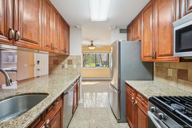 22 Tulip Court, Nanuet, NY 10954