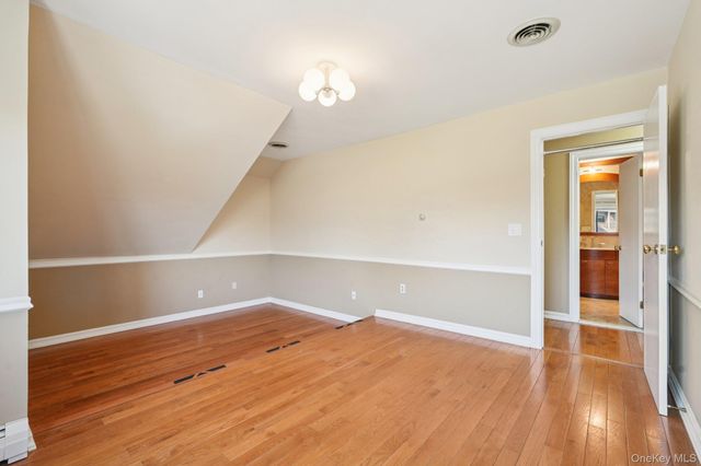 22 Tulip Court, Nanuet, NY 10954