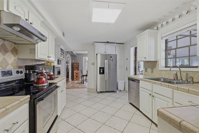 406 S Lightner Ave, Iowa, LA 70647