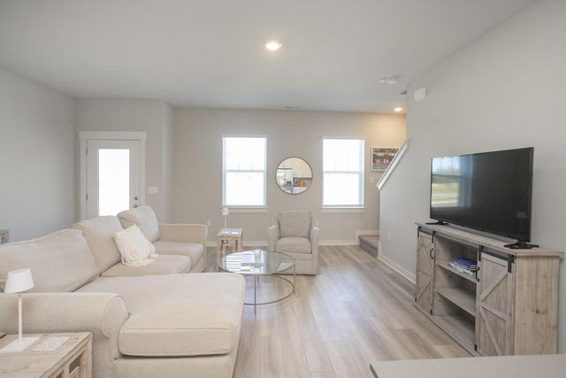 517 Swanholme Dr, Murfreesboro, TN 37128