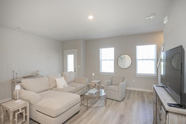 517 Swanholme Dr, Murfreesboro, TN 37128
