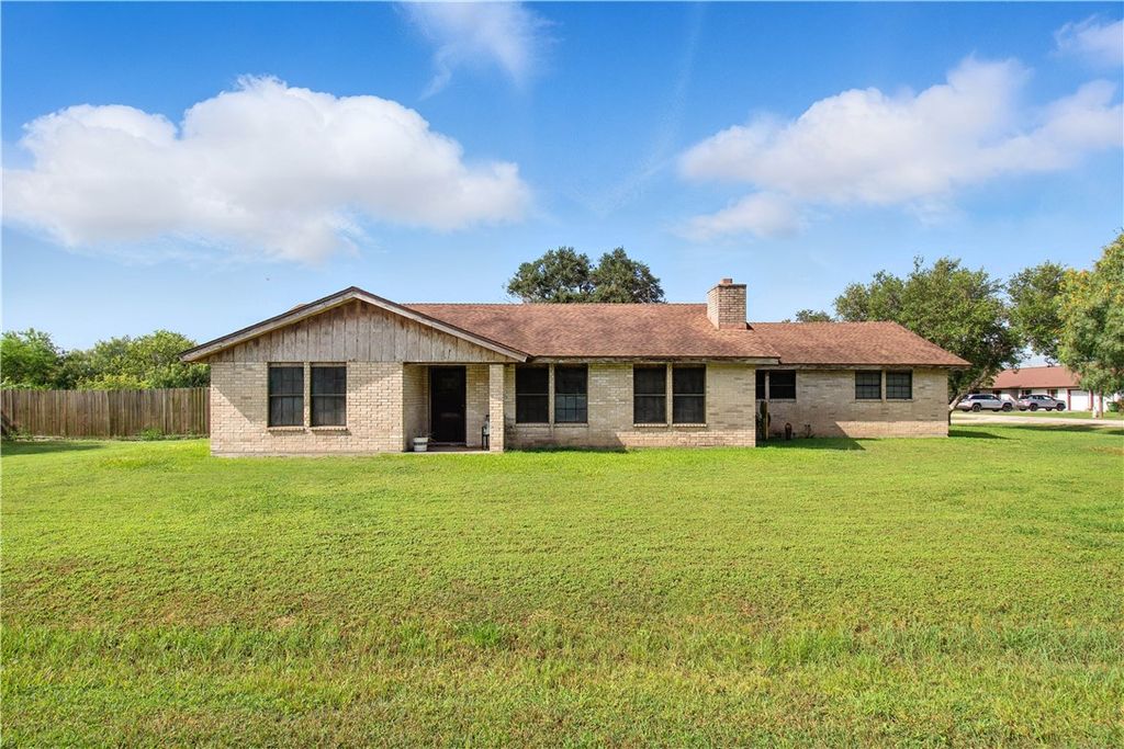1300 Burton St, Woodsboro, TX 78393 — exterior