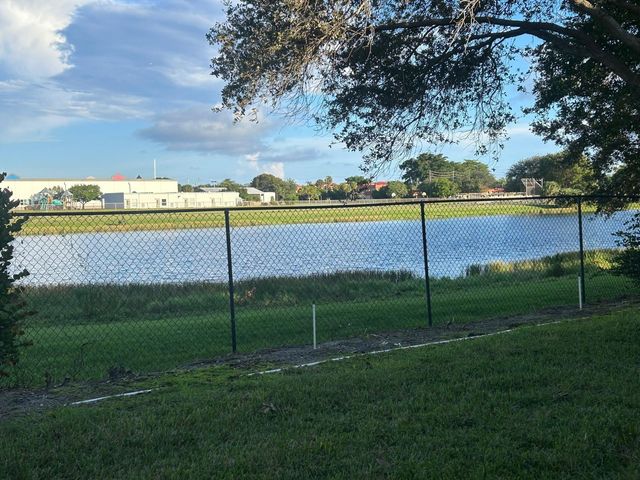 21 Country Lake Cir, Boynton Beach, FL 33436