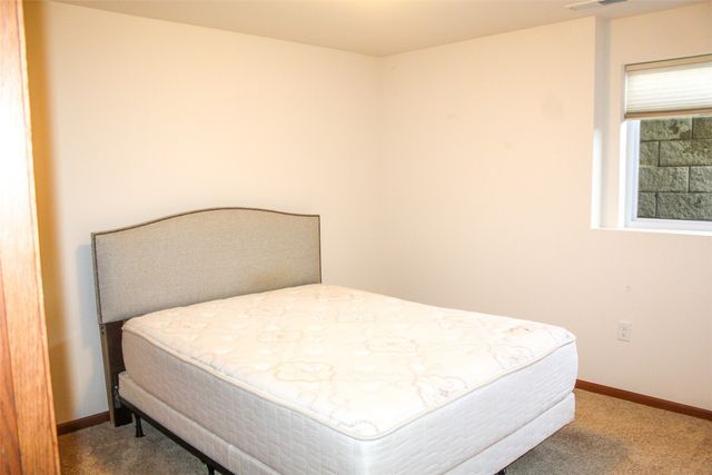 1335 Crescent View NE, Cedar Rapids, IA 52402