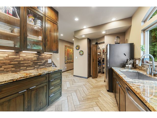 6521 S CORBETT Ave, Portland, OR 97239