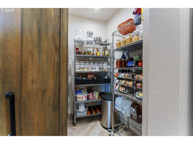 6521 S CORBETT Ave, Portland, OR 97239