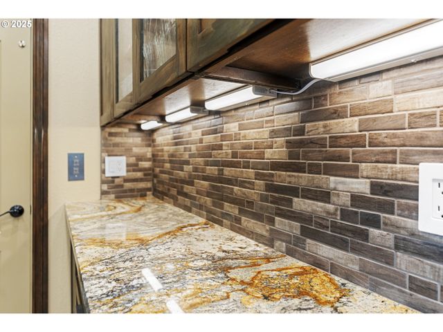 6521 S CORBETT Ave, Portland, OR 97239