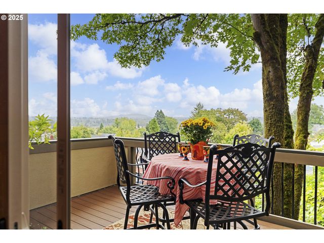 6521 S CORBETT Ave, Portland, OR 97239