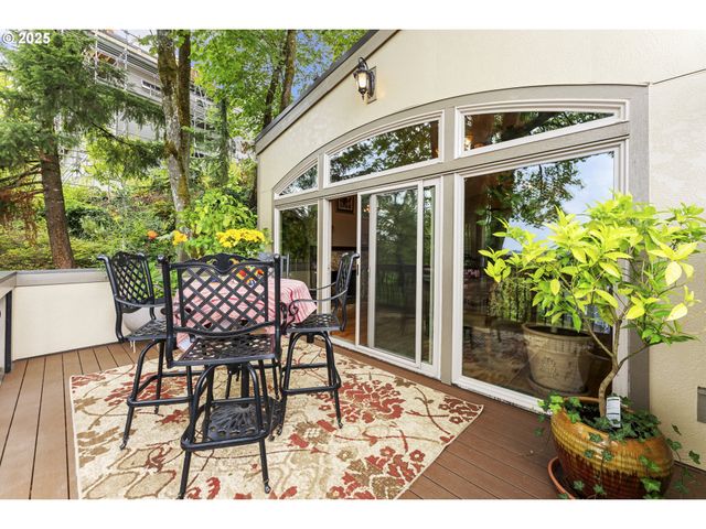 6521 S CORBETT Ave, Portland, OR 97239