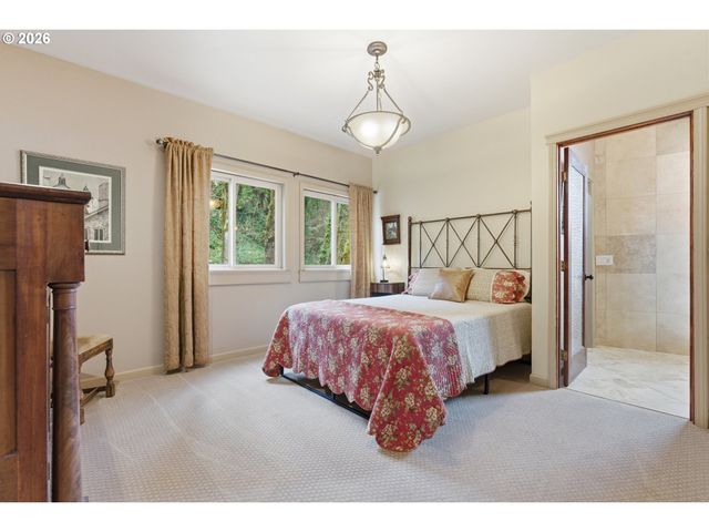 6521 S CORBETT Ave, Portland, OR 97239