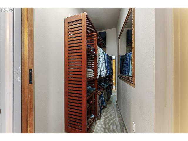 6521 S CORBETT Ave, Portland, OR 97239