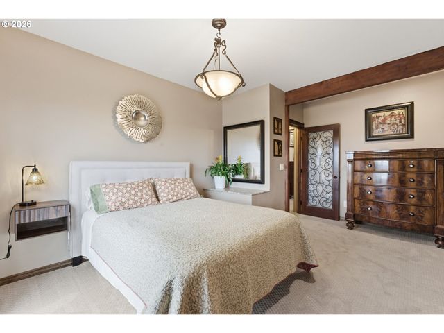 6521 S CORBETT Ave, Portland, OR 97239