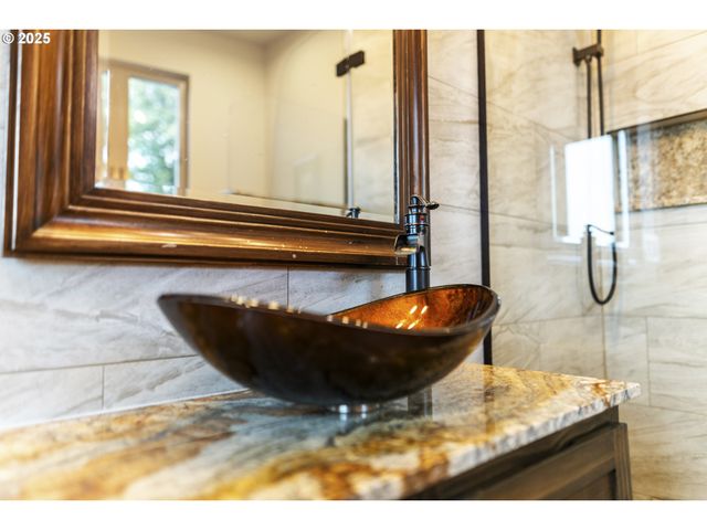 6521 S CORBETT Ave, Portland, OR 97239