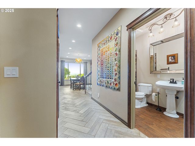 6521 S CORBETT Ave, Portland, OR 97239