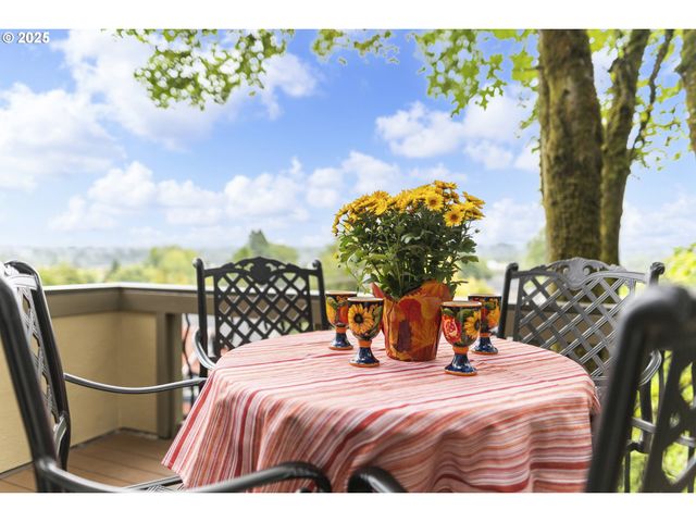 6521 S CORBETT Ave, Portland, OR 97239