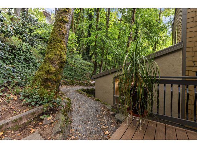 6521 S CORBETT Ave, Portland, OR 97239