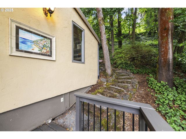 6521 S CORBETT Ave, Portland, OR 97239