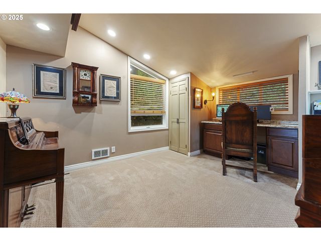 6521 S CORBETT Ave, Portland, OR 97239