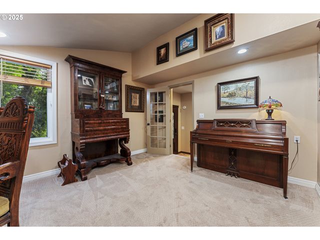 6521 S CORBETT Ave, Portland, OR 97239