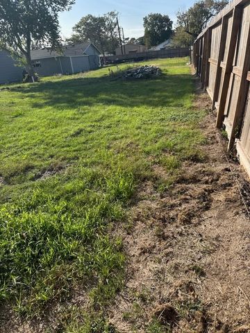 201 S 5th Street, Highlands, TX 77562