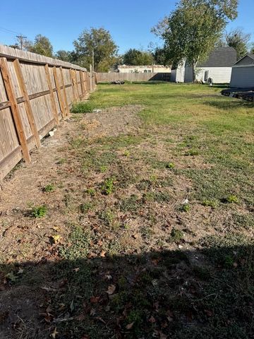 201 S 5th Street, Highlands, TX 77562