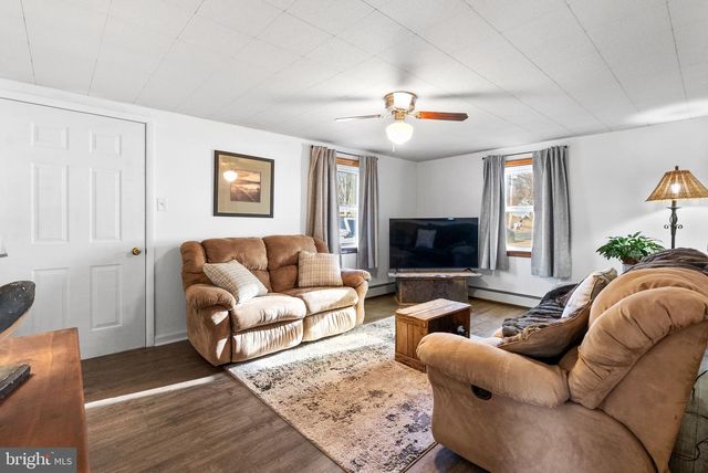 1044 MAGAZINE RD, Green Lane, PA 18054