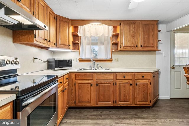 1044 MAGAZINE RD, Green Lane, PA 18054