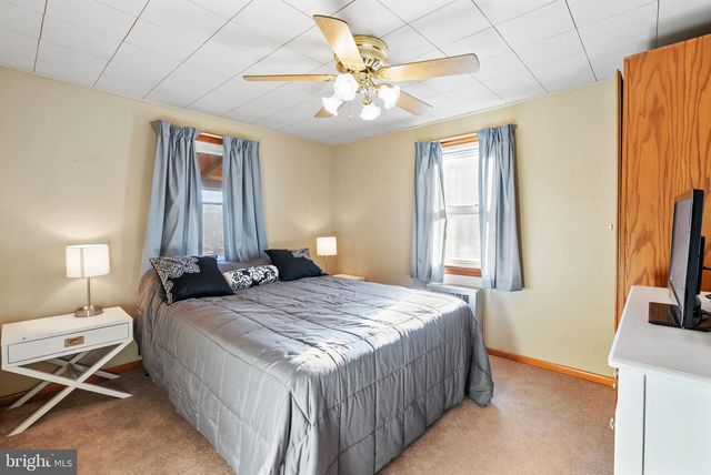 1044 MAGAZINE RD, Green Lane, PA 18054