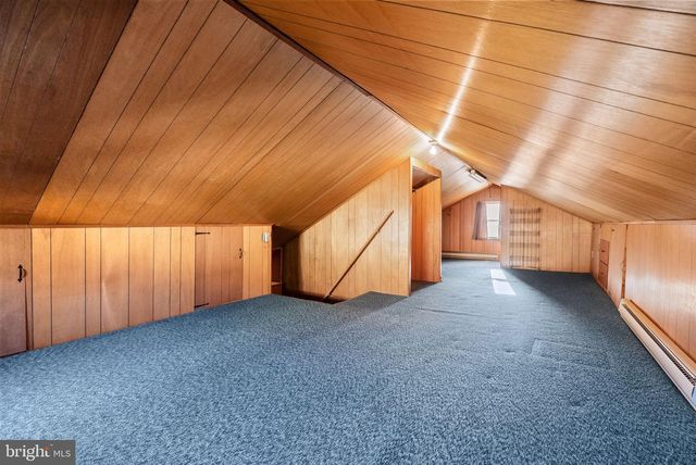 1044 MAGAZINE RD, Green Lane, PA 18054