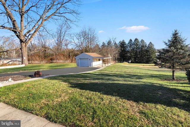 1044 MAGAZINE RD, Green Lane, PA 18054