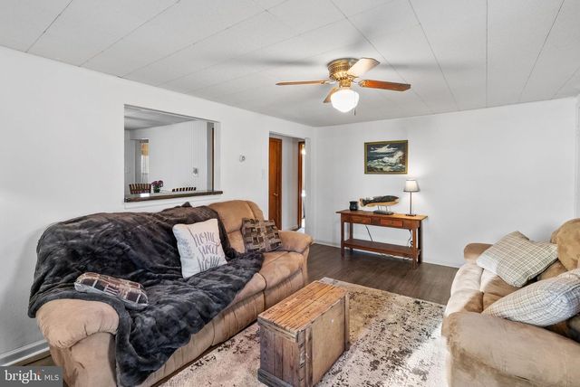 1044 MAGAZINE RD, Green Lane, PA 18054