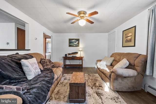 1044 MAGAZINE RD, Green Lane, PA 18054