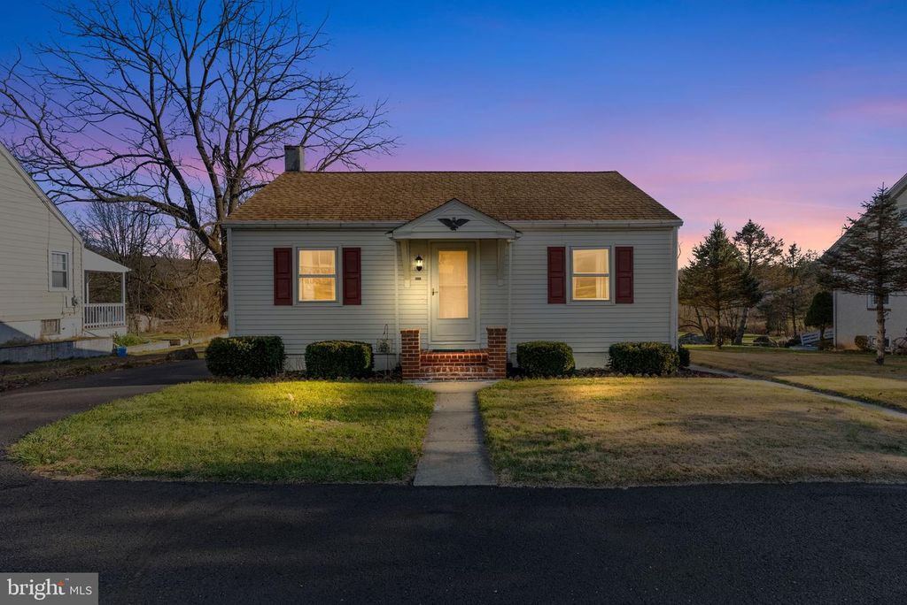 1044 MAGAZINE RD, Green Lane, PA 18054