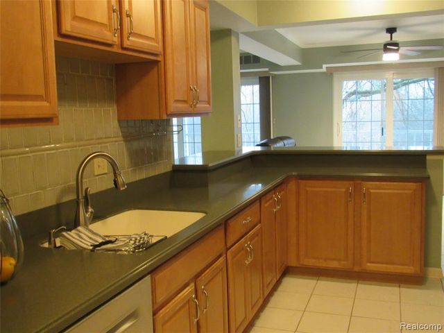 3565 S Port Cove Drive 63, Waterford, MI 48328