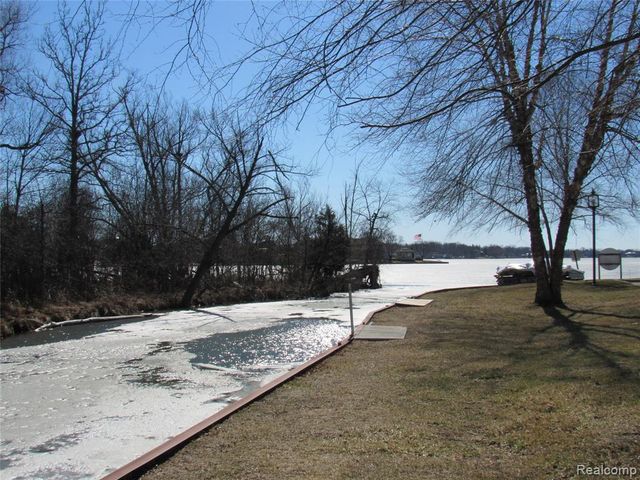 3565 S Port Cove Drive 63, Waterford, MI 48328