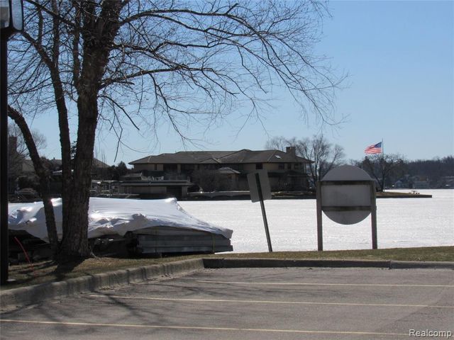 3565 S Port Cove Drive 63, Waterford, MI 48328