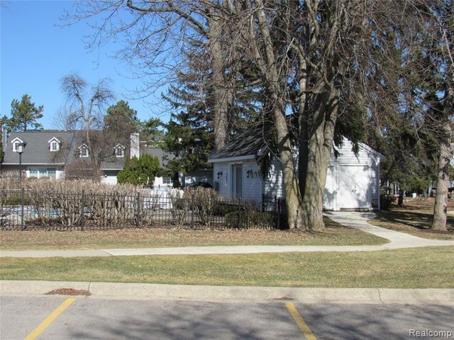 3565 S Port Cove Drive 63, Waterford, MI 48328