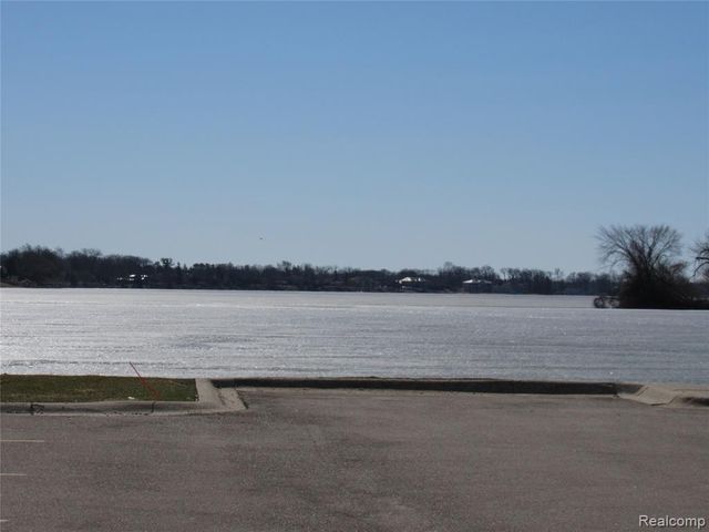 3565 S Port Cove Drive 63, Waterford, MI 48328