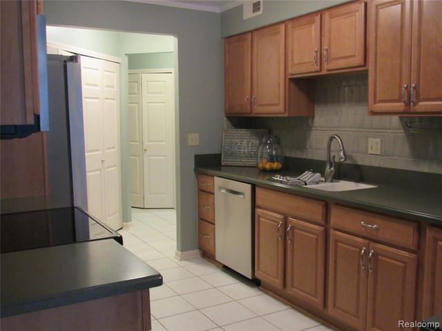 3565 S Port Cove Drive 63, Waterford, MI 48328