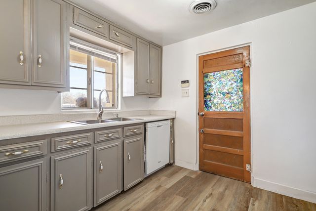 1101 Pear Drive SW, Albuquerque, NM 87105