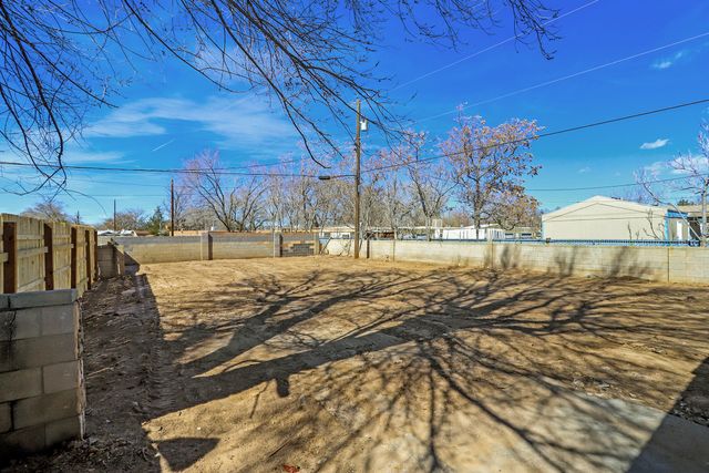 1101 Pear Drive SW, Albuquerque, NM 87105