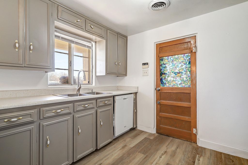 Image 10 of property listing at 1101 Pear Drive SW, Albuquerque, NM 87105