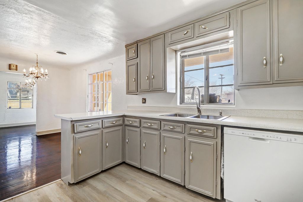 Image 11 of property listing at 1101 Pear Drive SW, Albuquerque, NM 87105